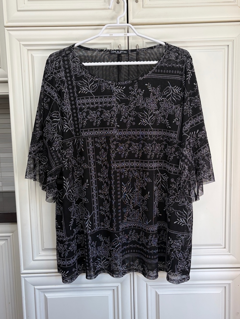 Cable & Gauge women’s black and white floral top